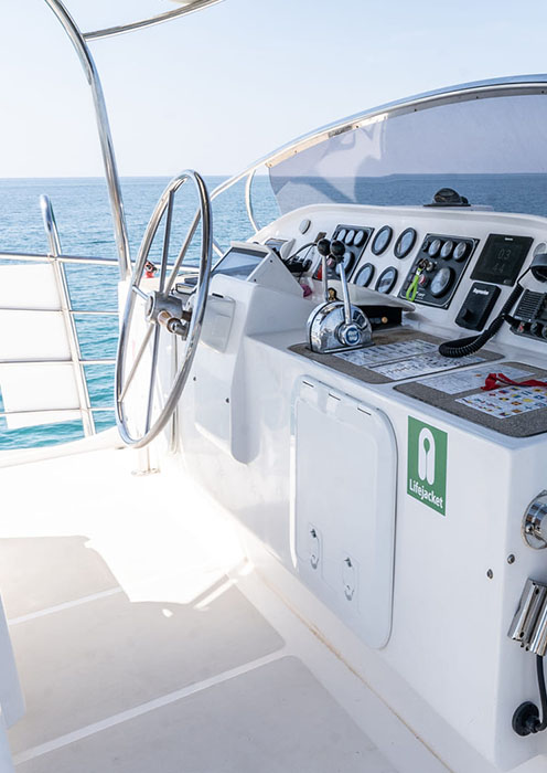 Vista della plancia del catamarano Catmarine 60 in mare