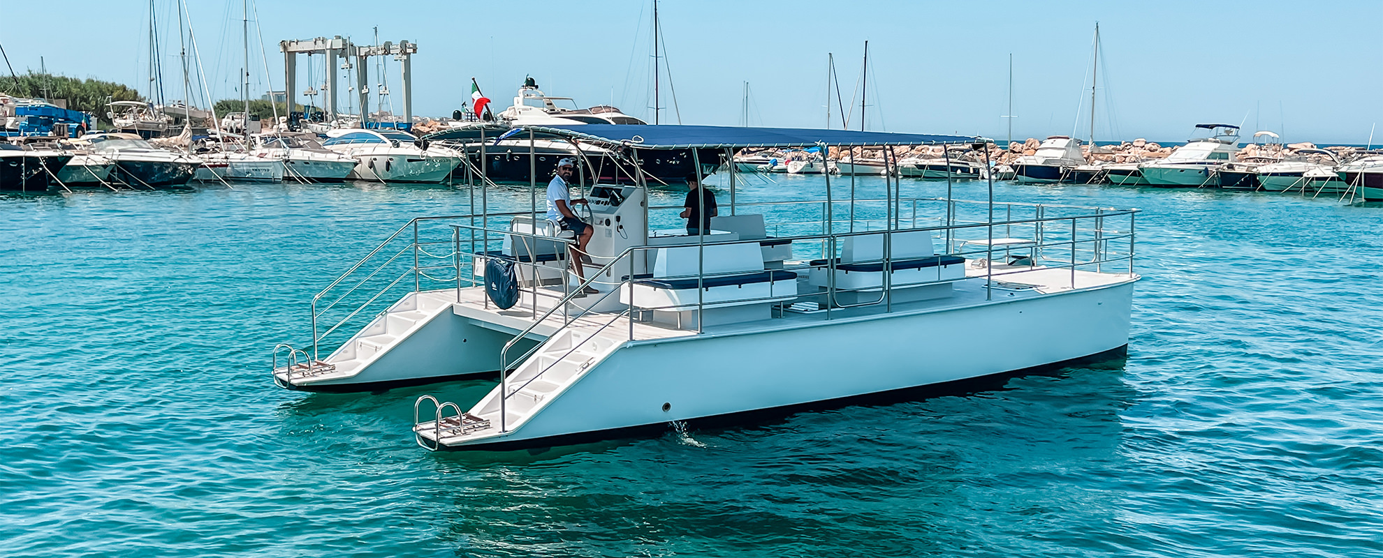 Vista del catamarano Catmarine 39 in mare