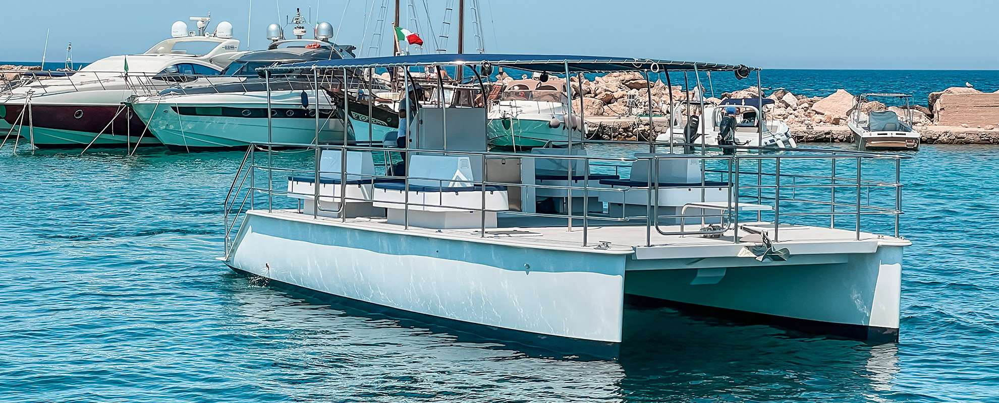 Vista del catamarano Catmarine 39 in mare