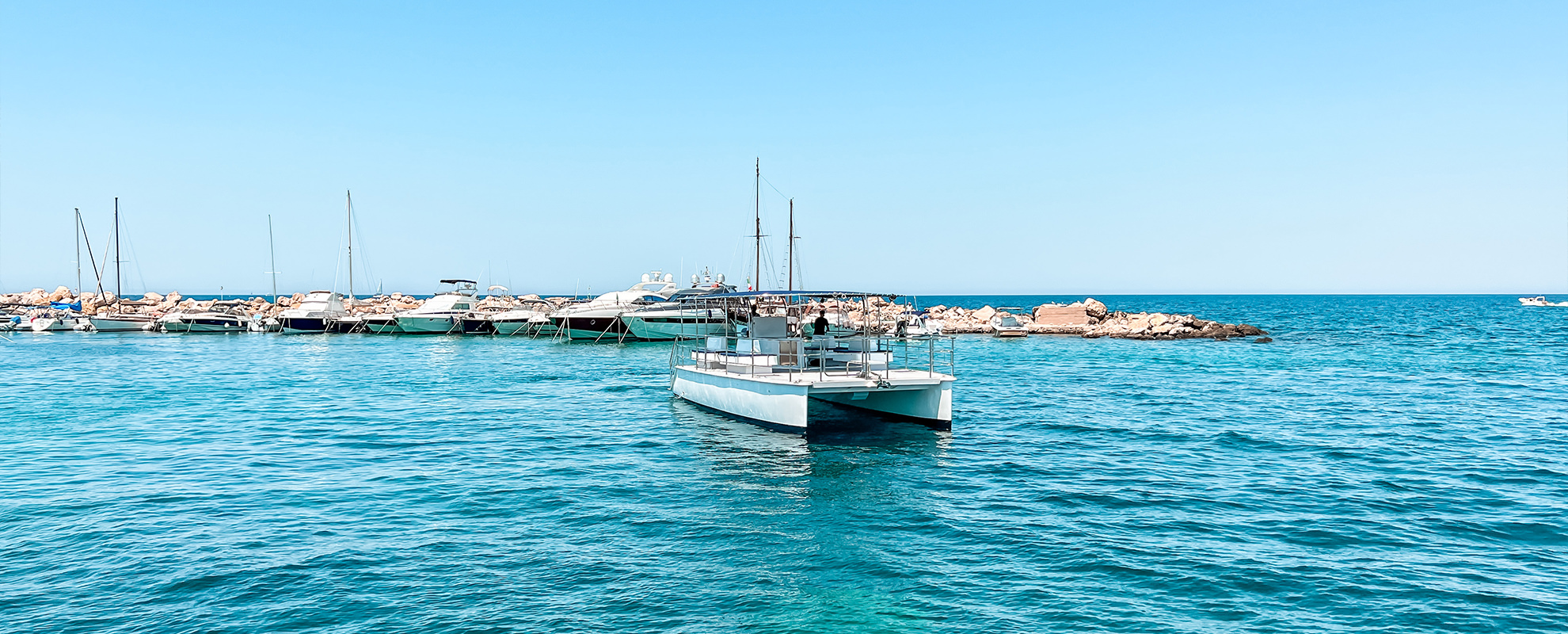 Vista del catamarano Catmarine 39 in mare