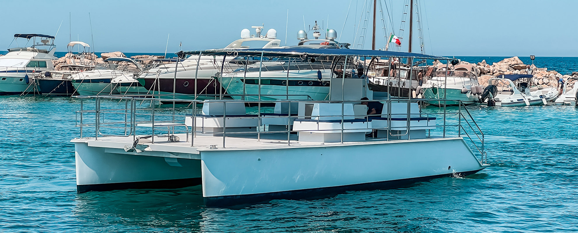 Vista del catamarano Catmarine 39 in mare