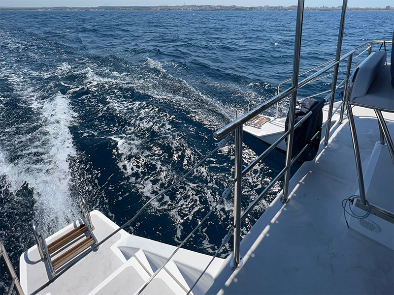 Vista dal ponte del catamarano Catmarine 39 in mare che mostra la scaletta di accesso