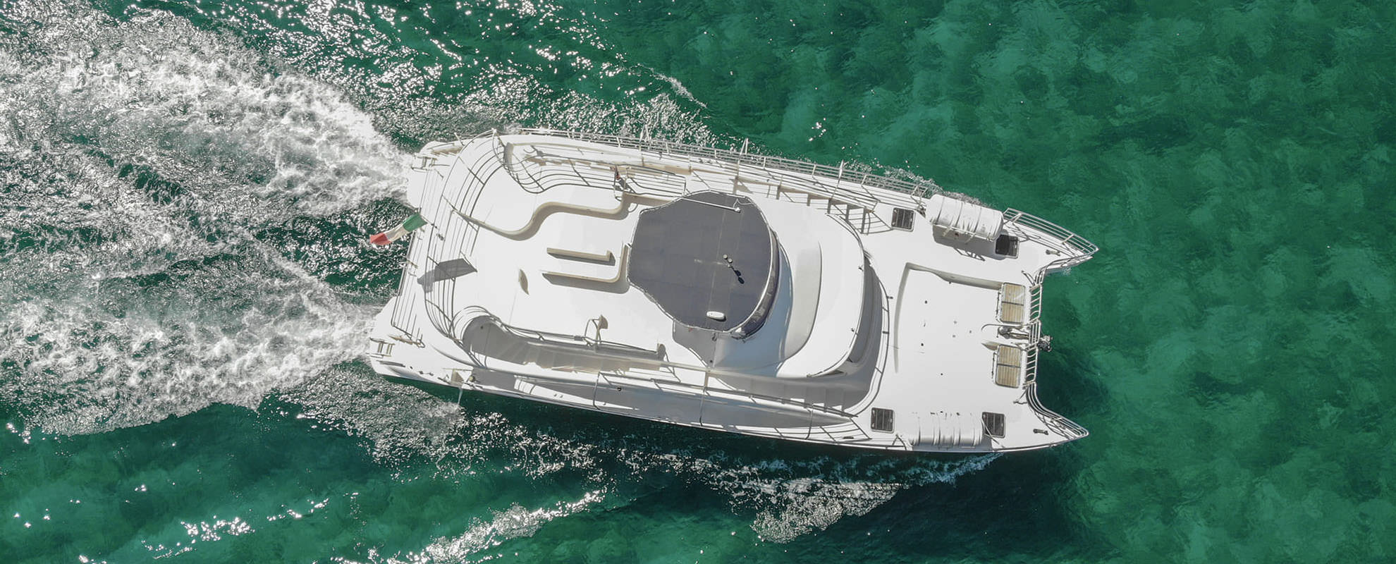 Vista aerea del catamarano Catmarine 60