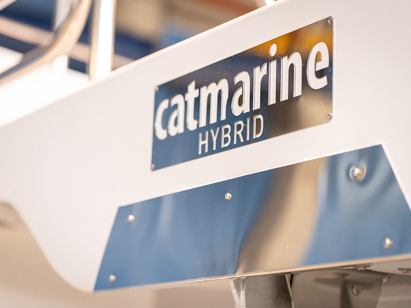 Vista del dettaglio del logo sulla fiancata del catamarano Catmarine 39 Hybrid