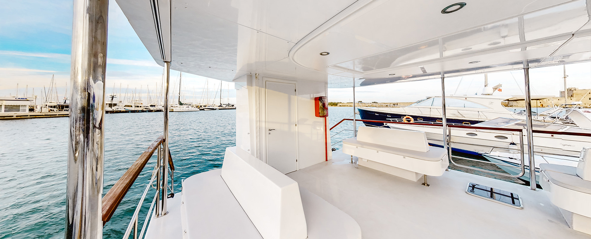 Vista dal ponte del catamarano Catmarine 39 Hybrid in mare che mostra le sedute